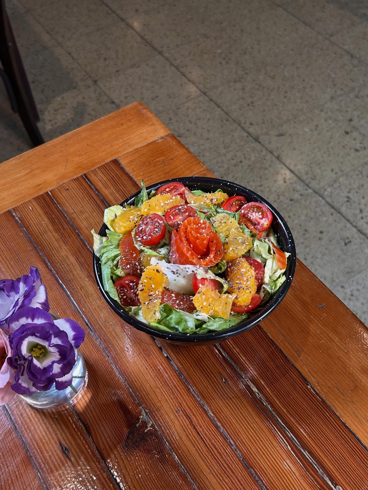 Ensalada gravlax de SORBO con trucha curada, naranja y vinagreta casera